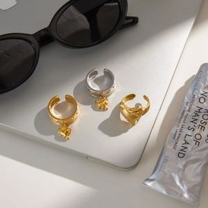 Ensemble de trois bagues ouvertes bicolores avec pendentifs en forme de cœur