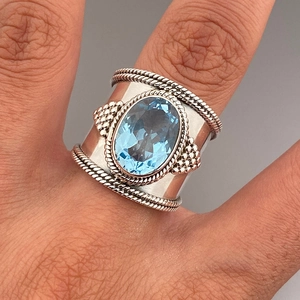 Anello vintage in argento sterling con topazio blu ovale e dettagli in corda ritorta