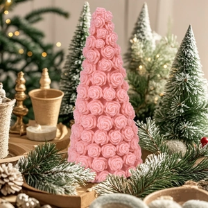 Moule à bougie sapin de roses de Noël avec fleurs roses et décorations festives