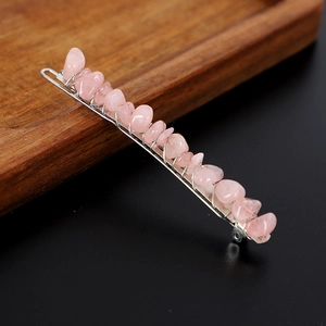 Fermaglio per capelli con cristalli rosa naturali e base argento su vassoio
