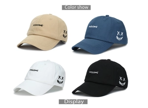 Detaillierte Rasteranzeige von Baumwoll-Baseballkappen in Beige, Blau, Weiß und Schwarz