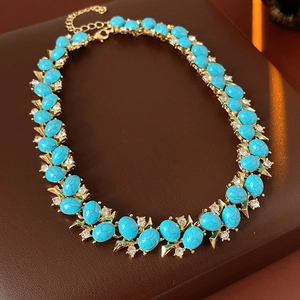 Détail d'un collier vintage avec turquoise bleue et strass étincelants sur cuir brun