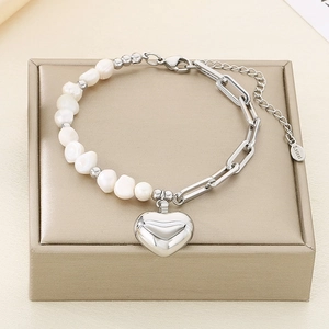 Détail du pendentif coeur sur chaîne en acier inoxydable avec perles de nacre