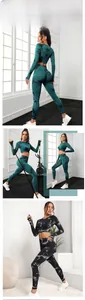 Détail du motif tie-dye marbré sur l'ensemble de yoga taille haute avec haut court