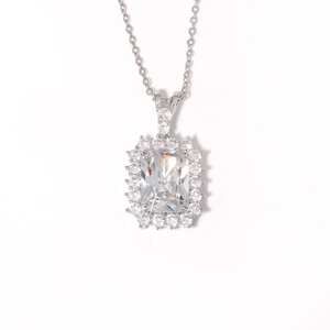 Collier élégant avec pendentif en zircone rectangulaire et chaîne en argent pur