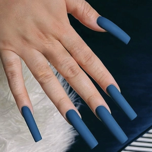 Extra lange matt marineblaue Sarg-Nägel zum Aufkleben auf Samthintergrund präsentiert