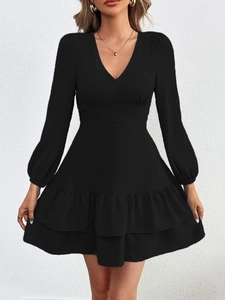 Robe noire sexy col en V avec ourlet à volants et manches bouffantes élégantes pour femme