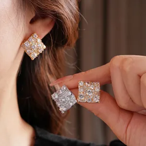 Boucles d'oreilles carrées en zircon avec placage or et argent et cristaux micro-pavés