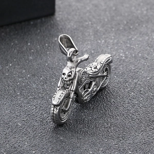 Ciondolo moto vintage con dettaglio teschio in acciaio inossidabile argento