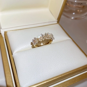 Verstellbarer vergoldeter offener Ring mit fünf zarten weißen Perlenblumen