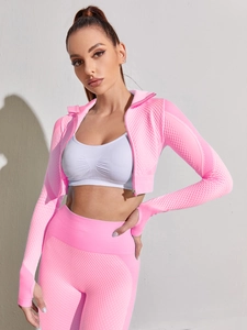 Detailansicht des rosa nahtlosen Fitness-Sets mit atmungsaktiver Wabenstruktur im Stoff