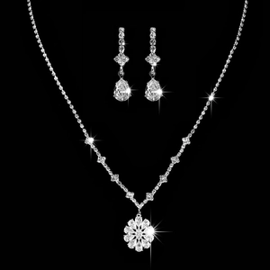 Dettaglio ravvicinato di collana in zircone scintillante e orecchini a goccia su nero