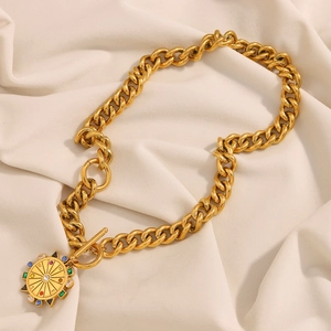 Détail de la chaîne cubaine plaquée or 18K avec pendentif boussole et pierres multicolores