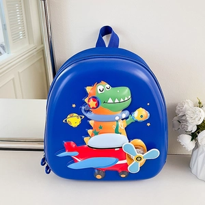 Détail d'un sac à dos bleu à coque rigide avec pilote dinosaure 3D et motif d'avion