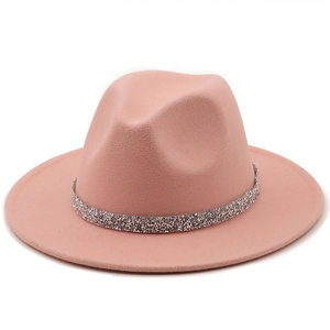 Chapeau fedora en feutre rose à large bord avec bandeau pailleté sur fond blanc