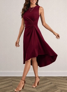 Detail eines burgunderroten Kleides mit Raffungen und elegantem High-Low-Saum