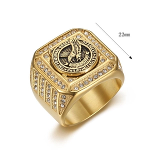 Bague pour homme plaquée or avec aigle des Philippines et pavé de cristaux brillants
