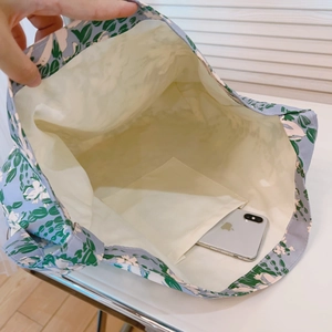 Dettaglio dell'interno della borsa floreale con tasca interna porta cellulare