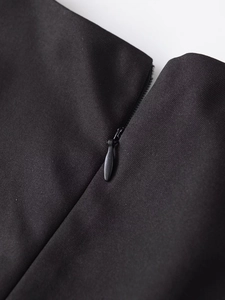 Vue détaillée de la fermeture éclair invisible et de la texture sergé sur le combishort noir