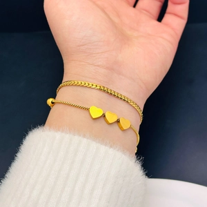 Mehrlagiges Set aus goldener Panzerkette und feinem Herzanhänger für Damenmode