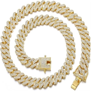 Détail de la chaîne cubaine dorée sertie de diamants avec fermoir à boîte sécurisé