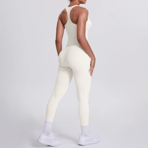 Détail de l'ensemble de sport ivoire pour femme avec haut dos nageur et legging taille haute