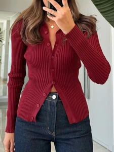 Dettaglio cardigan rosso in maglia slim fit con scollo a V, bottoni e trama a coste