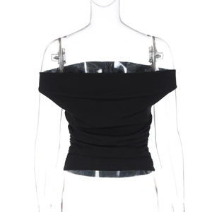 Vue arrière du crop top noir à épaules dénudées avec coupe ajustée et tissu élastique