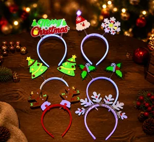 Detailopname van fluorescerende kersthoofdbanden met rendiergewei en kerstboomontwerpen
