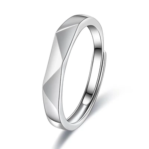 Dettaglio anello aperto geometrico argento con fascia regolabile e lucentezza metallica