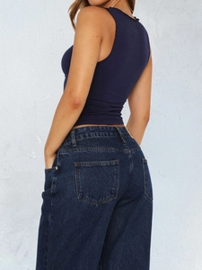 Detailansicht der Gesäßtasche der dunkelblauen Jeans und des dunkelblauen ärmellosen Tops