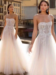 Détail de la robe de mariée bustier blanche avec broderies florales et tulle délicat