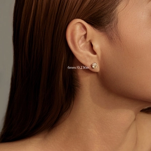 Orecchini a lobo in argento S925 con gemma gialla da 6mm indossati dalla modella