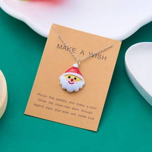 Details des Weihnachtsmann-Harzanhängers an Silberkette mit Make A Wish Grußkarte