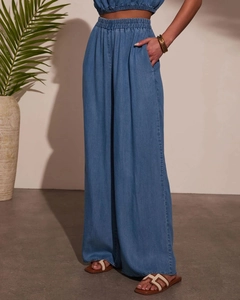 Détail du pantalon en jean large à taille haute avec taille élastique et poches latérales