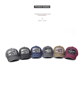 Détail montrant les couleurs des casquettes en coton délavé vintage avec bords usés