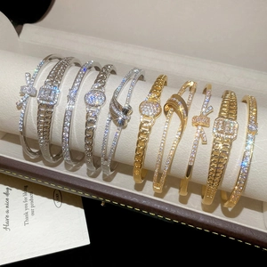 Détail de l'ensemble de 10 bracelets plaqués or et argent avec pavé de zircons cubiques