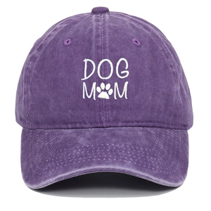 Dettaglio del ricamo bianco DOG MOM e zampa su cappellino in cotone lavato viola