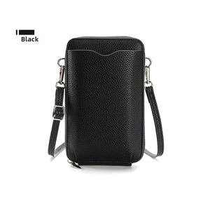 Detalle de bolso pequeño negro para móvil con textura lichi, tarjetero y correa ajustable