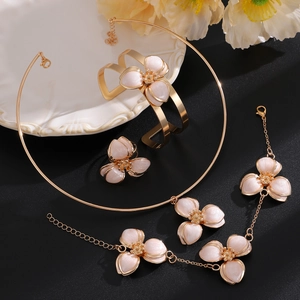 Elegantes goldenes Blumen-Schmuckset mit Kette, Armband und Ohrringen auf schwarzem Grund