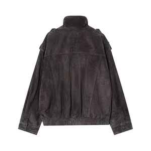 Detailansicht der Rückseite einer dunkelgrauen Wildlederjacke mit feiner Textur und Saum