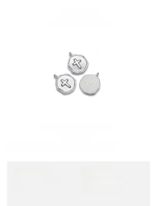 Gros plan du pendentif en coquillage 12x15mm avec détails en or 18 carats