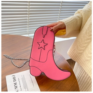 Vue détaillée d'un sac à main créatif en cuir PU rose en forme de botte de cowboy.
