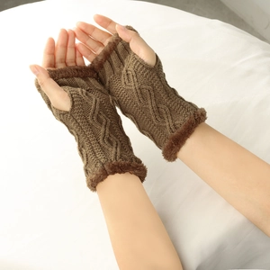 Détails de mitaines en tricot marron avec bordure en fausse fourrure pour la chaleur hivernale