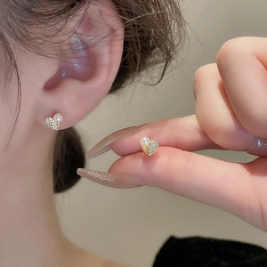 Elegant heart-shaped pearl stud earrings with sparkling cubic zirconia in gold plating