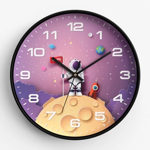 Kinder-Wanduhr mit Astronauten-Motiv, leisem Quarzwerk und lila Weltraum-Zifferblatt