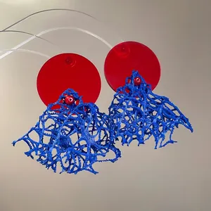 Boucles d'oreilles avec disques en acrylique rouge et maille 3D bleue au style moderne