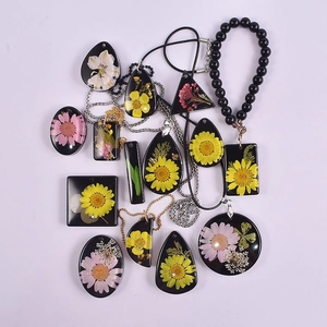 Handgemaakte hars hangers met droogbloemen in diverse geometrische vormen en stijlen