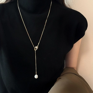 Elegant gold Y-chain necklace with a natural baroque pearl pendant for women