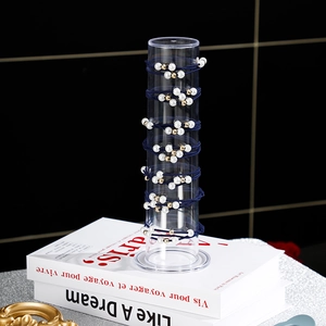 Support à bijoux en acrylique transparent avec des chouchous perlés bleus élégants